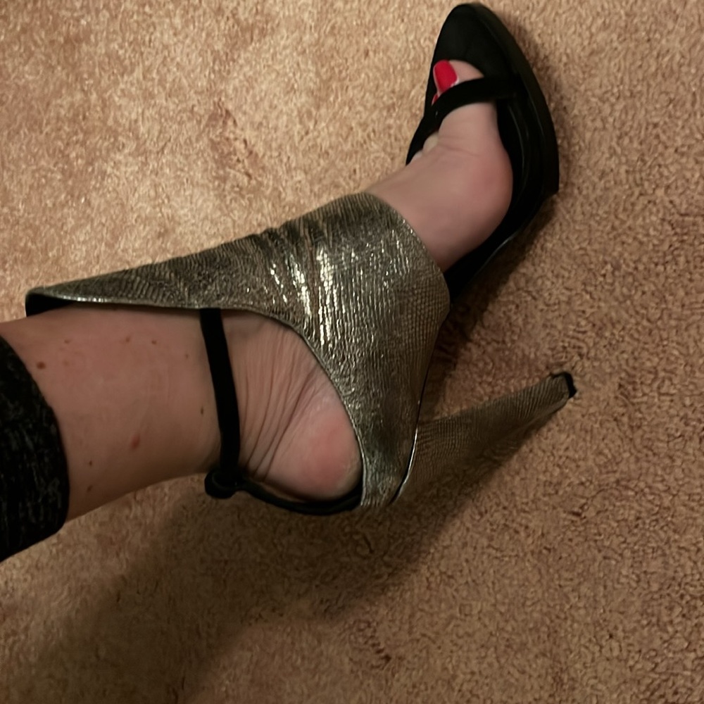 Very unique sandals - Picture 2 of 3
